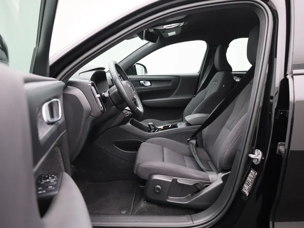 Volvo XC40 (2023) — foto 3 van 45