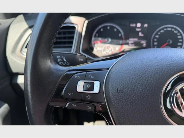 Volkswagen T-Roc (2019) — foto 8 van 22