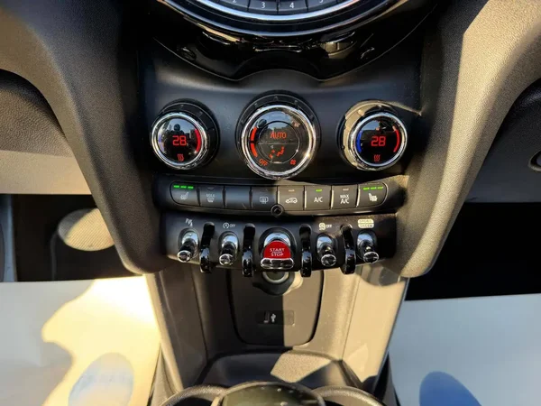 Mini Cooper (2018) — foto 10 van 28
