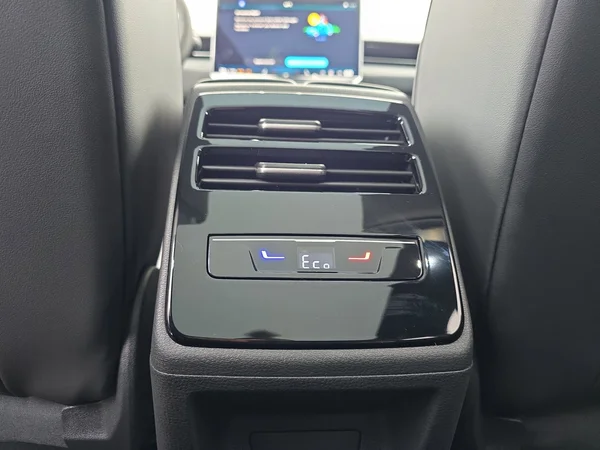 VOLKSWAGEN ID.7 Tourer (2025) — foto 22 van 36