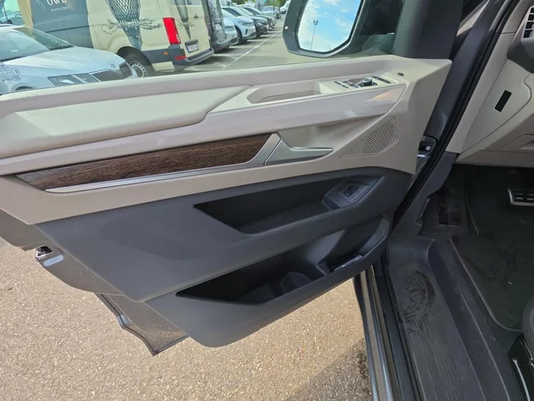 VOLKSWAGEN Multivan T7 (2023) — foto 7 van 24