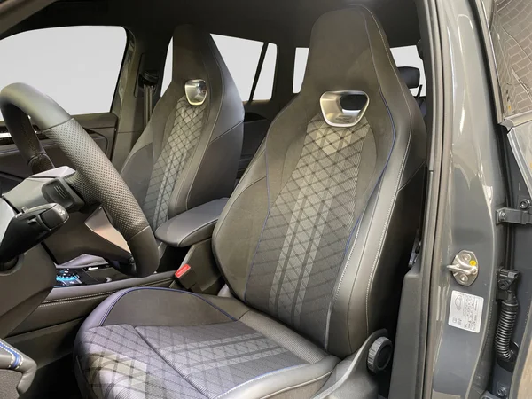 VOLKSWAGEN Tiguan (2024) — foto 7 van 15