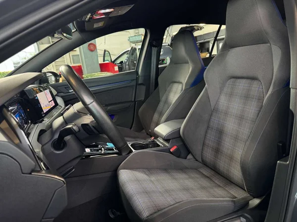 Volkswagen Golf GTE (2022) — foto 18 van 21