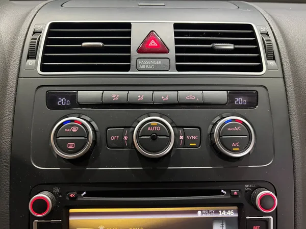 Volkswagen Touran (2015) — foto 3 van 22