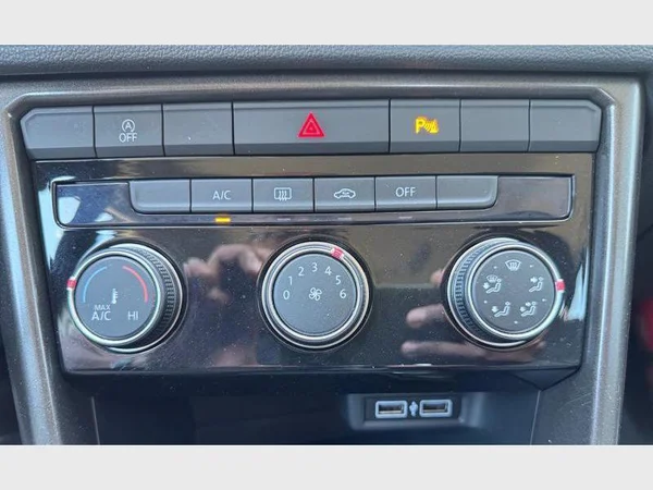 Volkswagen T-Roc (2019) — foto 18 van 28