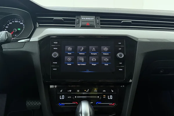 Volkswagen Passat SW (2023) — foto 3 van 17