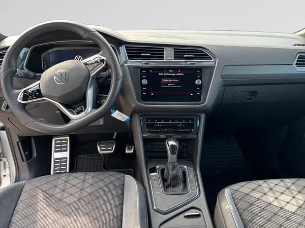 VOLKSWAGEN Tiguan (2021) — foto 2 van 24