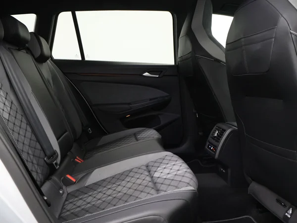 VOLKSWAGEN Golf VIII SW (2024) — foto 4 van 27