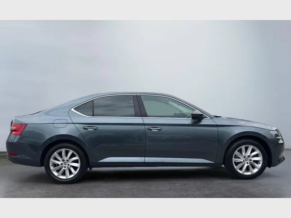 Skoda Superb (2018) — foto 24 van 27