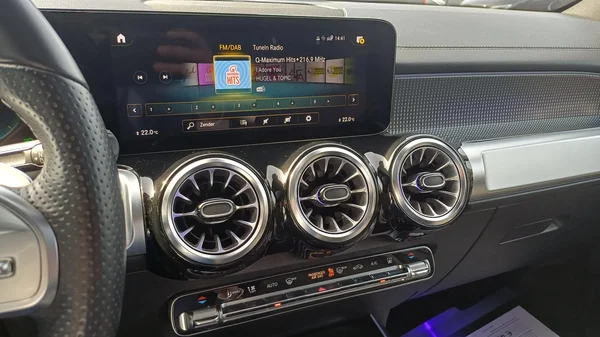 Mercedes-Benz EQB (2023) — foto 4 van 23