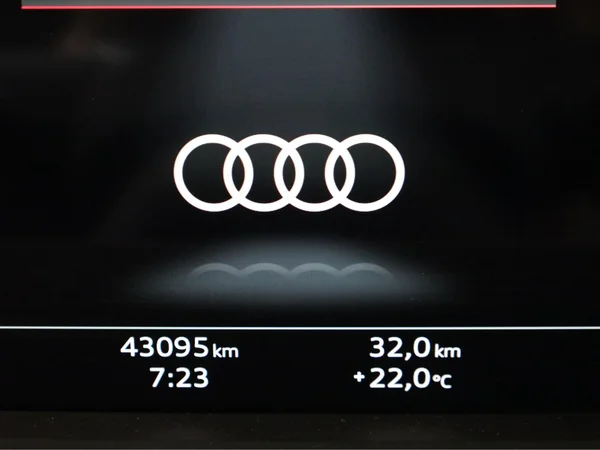 AUDI A8 Long PHEV (2023) — foto 9 van 25