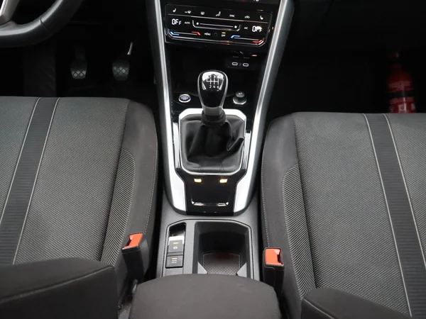 Volkswagen T-Roc (2024) — foto 13 van 28