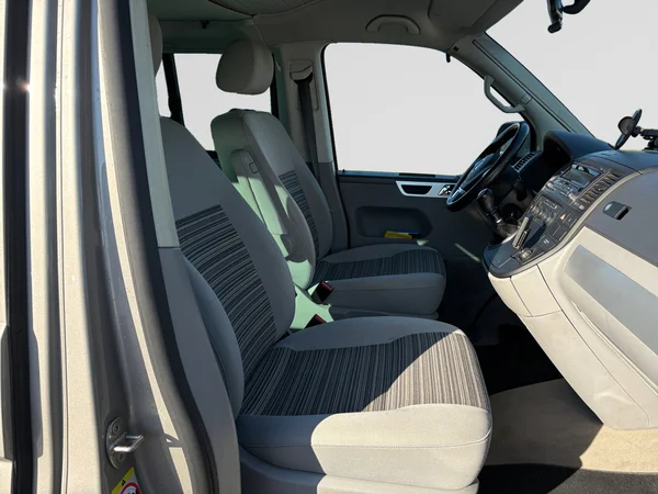 VOLKSWAGEN Transporter T5 Caravelle Swb (2011) — foto 10 van 21