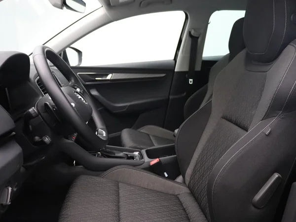 SKODA Karoq (2023) — foto 12 van 17