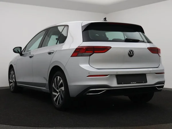VOLKSWAGEN Golf VIII eHybrid (PHEV) (2022) — foto 2 van 24