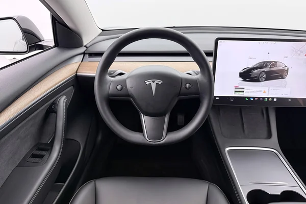 Tesla Model 3 (2023) — foto 11 van 40