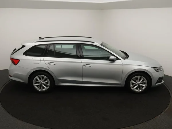 SKODA Octavia Combi PHEV (2023) — foto 4 van 22