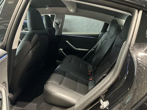 Tesla Model 3 (2024) — foto 17 van 19