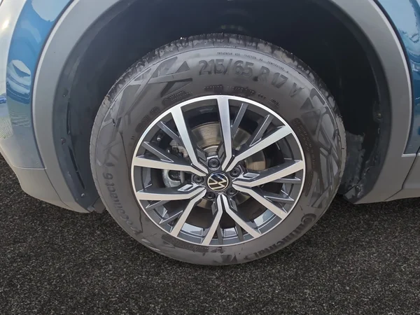 VOLKSWAGEN Tiguan (2024) — foto 8 van 23