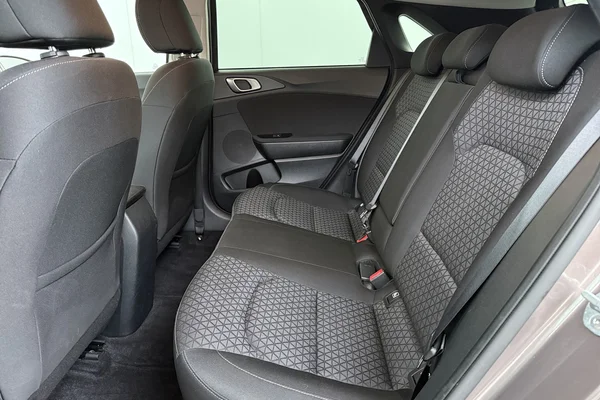 Kia Cee d (2021) — foto 19 van 20