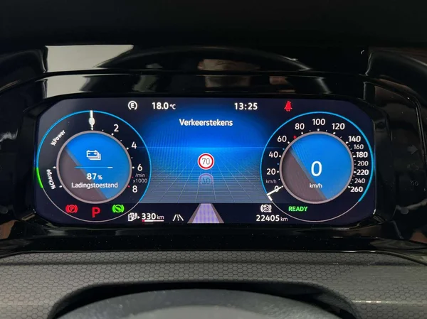 Volkswagen Golf GTE (2022) — foto 11 van 21
