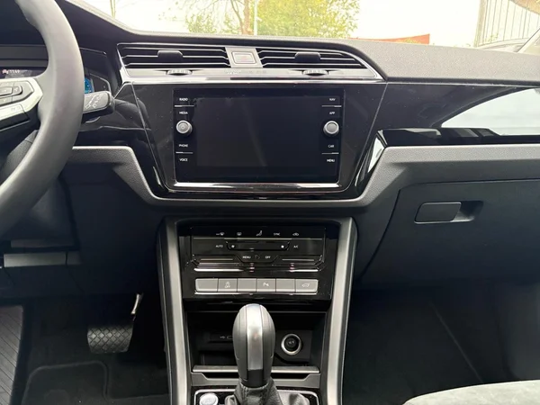 VOLKSWAGEN Touran (2026) — foto 3 van 24