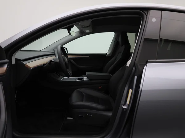 Tesla Model Y (2023) — foto 41 van 41