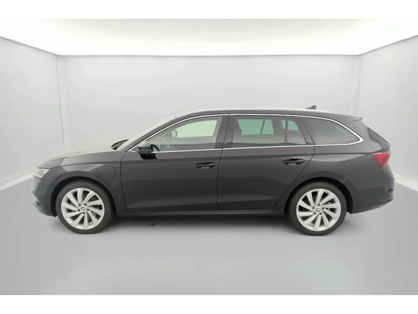 SKODA Octavia Combi PHEV (2022) — foto 31 van 36