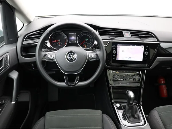 VOLKSWAGEN Touran (2022) — foto 7 van 25