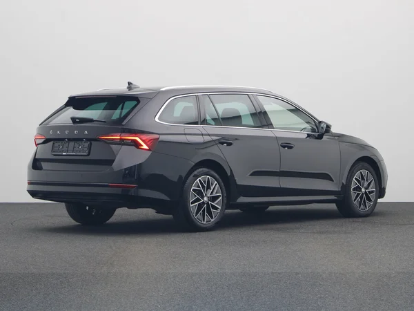SKODA Octavia Combi PHEV (2024) — foto 12 van 20