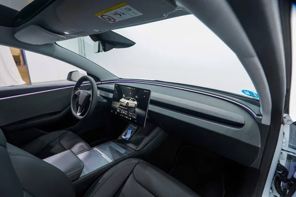 Tesla Model 3 (2024) — foto 9 van 47