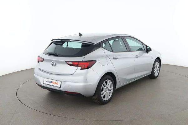 Opel Astra (2019) — foto 12 van 16