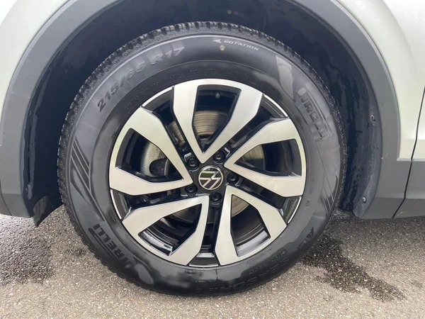VOLKSWAGEN Tiguan (2021) — foto 16 van 24