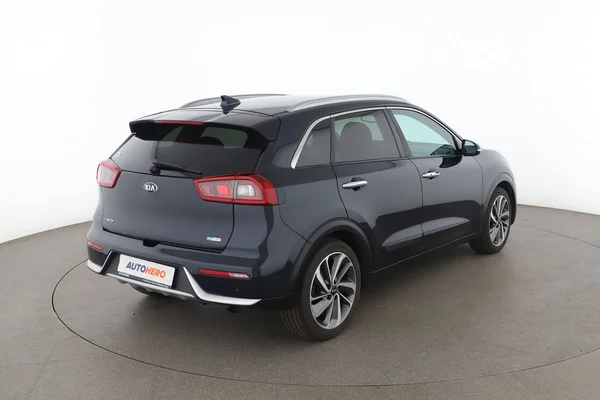 Kia Niro (2016) — foto 12 van 16