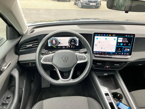 VOLKSWAGEN Passat SW (2024) — foto 12 van 25
