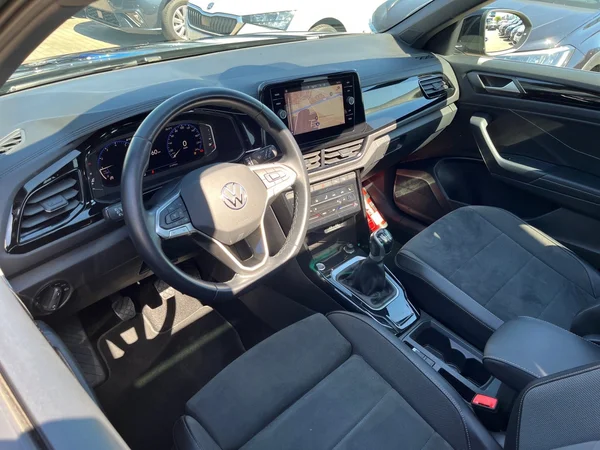 VOLKSWAGEN T-Roc (2023) — foto 2 van 24