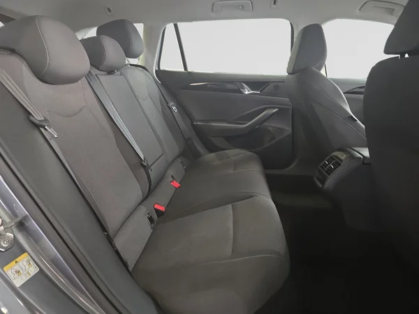 VOLKSWAGEN Passat SW (2024) — foto 2 van 12