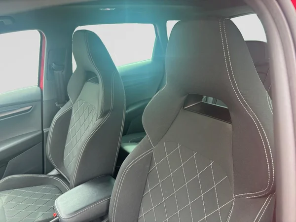 SKODA Karoq (2023) — foto 16 van 21