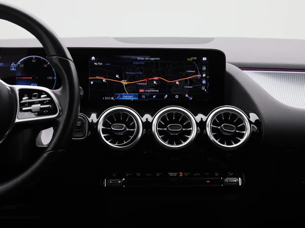 Mercedes-Benz EQA (2023) — foto 3 van 45