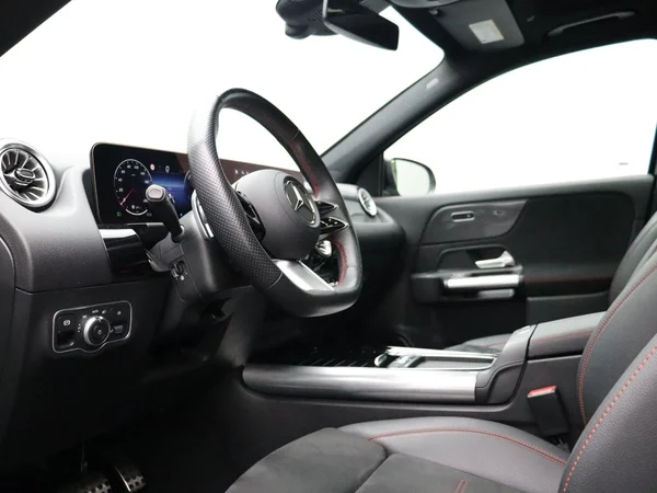 Mercedes-Benz GLA (2025) — foto 6 van 37