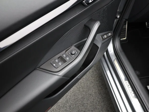 SKODA Octavia Combi PHEV (2024) — foto 15 van 22