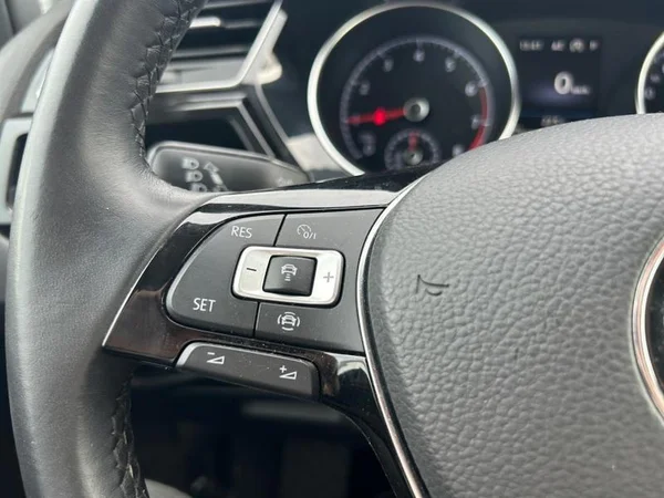 VOLKSWAGEN Touran (2020) — foto 18 van 33