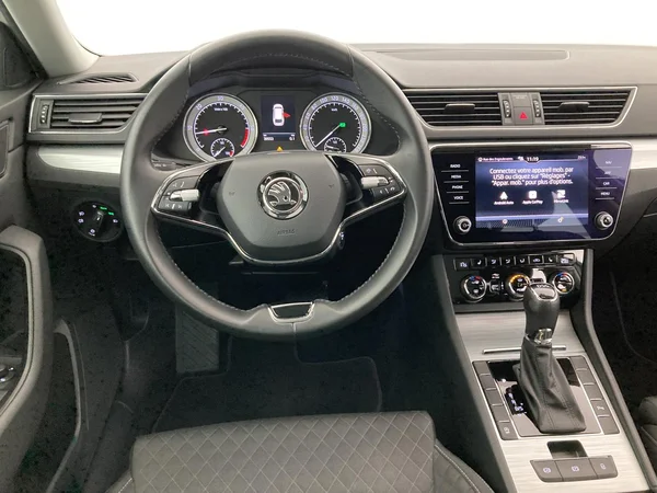 SKODA Superb Combi (2020) — foto 8 van 35