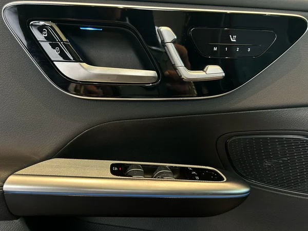 Mercedes-Benz GLC (2024) — foto 6 van 19