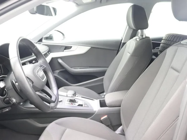 AUDI A4 (2019) — foto 14 van 15