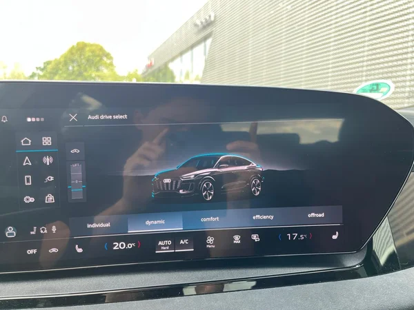 AUDI SQ6 Sportback e-tron (2025) — foto 13 van 24