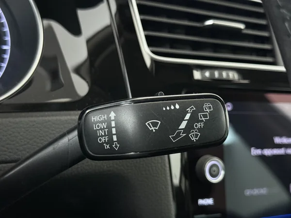 VOLKSWAGEN Golf (2018) — foto 16 van 27