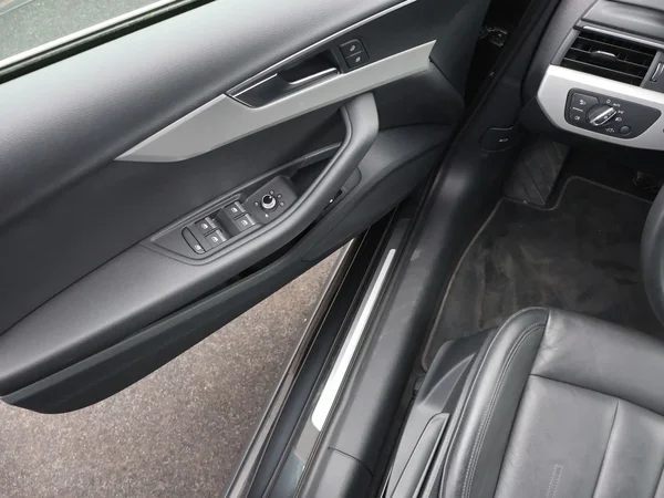 Audi A4 (2022) — foto 8 van 23