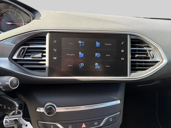 Peugeot 308 (2019) — foto 3 van 18