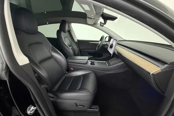 Tesla Model 3 (2023) — foto 10 van 36